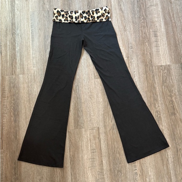 Black Fold Over Leopard Print Flare Yoga High Waist Pants Cheetah Waistband Fit - Picture 2 of 2